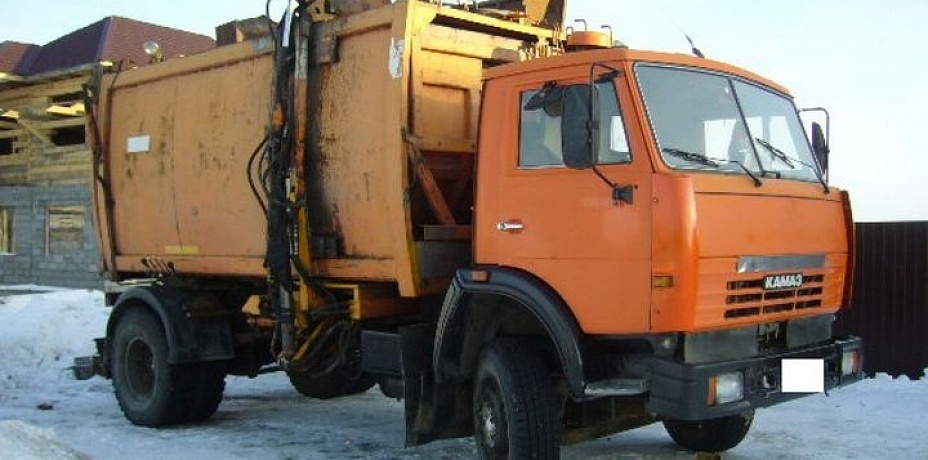 Водитель мусоровоза насмерть сбил пенсионерку в центре Челябинска и скрылся