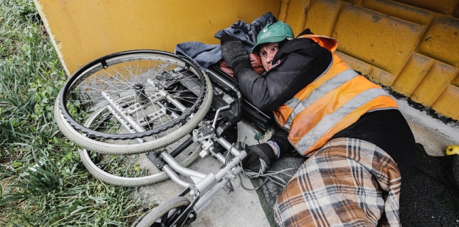 В Челябинске под балконом многоэтажки поселился инвалид-колясочник 