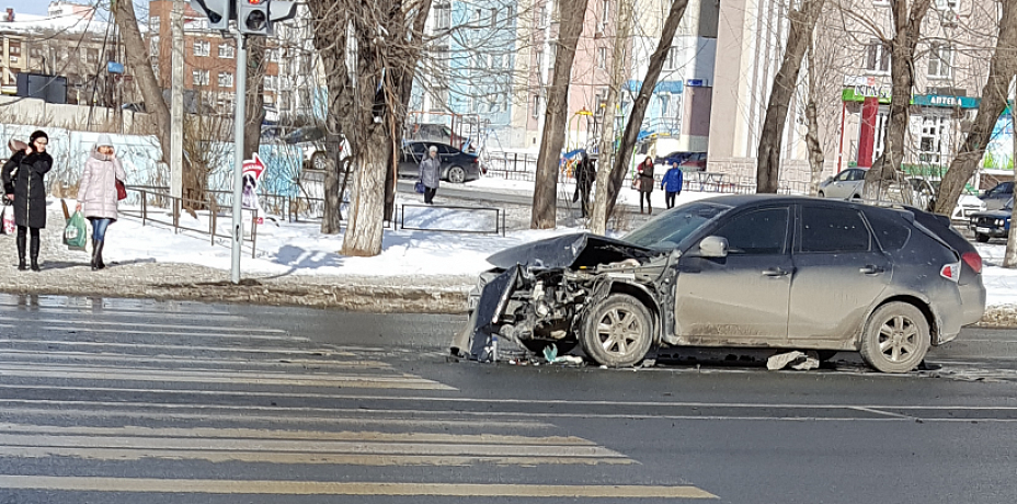 В Челябинске около пешеходного перехода столкнулись две иномарки