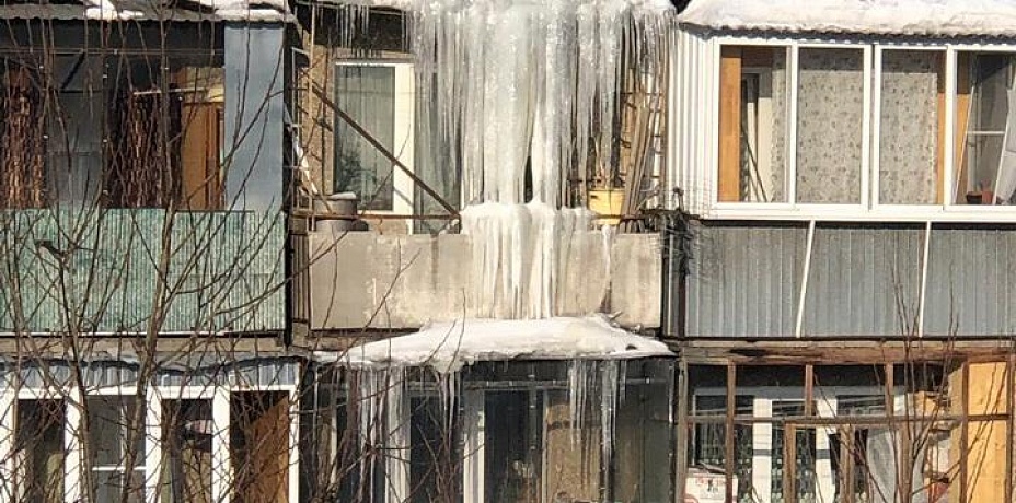 Гигантские сосульки перекрыли видимость с балконов жителям Челябинска 