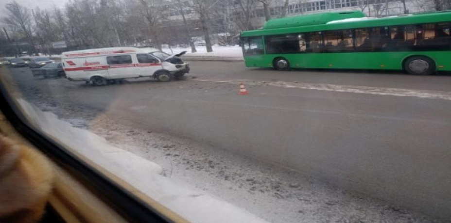 Скорая помощь попала в аварию в Екатеринбурге