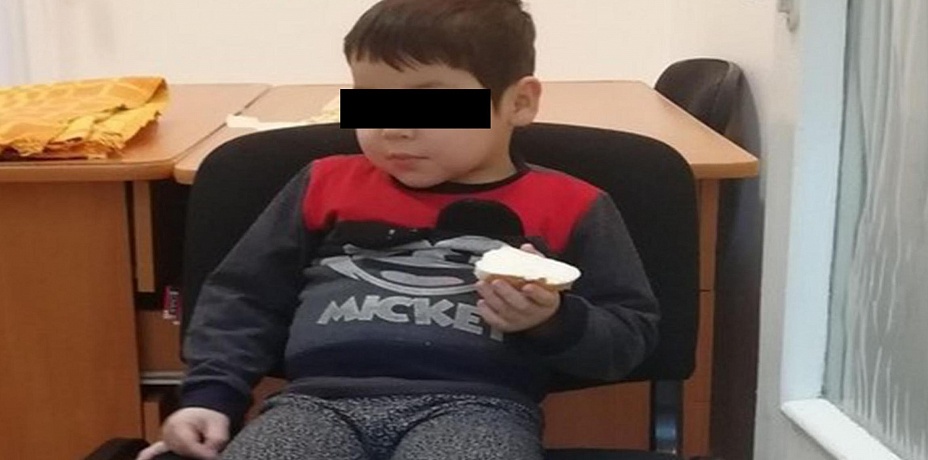 Мальчика, которого нашли на улице Челябинска в одних сланцах, депортируют 