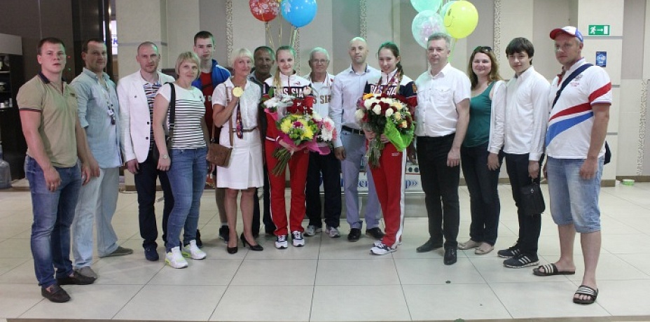 Челябинских тхэквондисток торжественно встретили в аэропорту