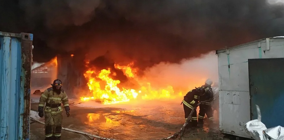 Несколько взрывов произошли на горящем складе лакокрасочных изделий на Урале