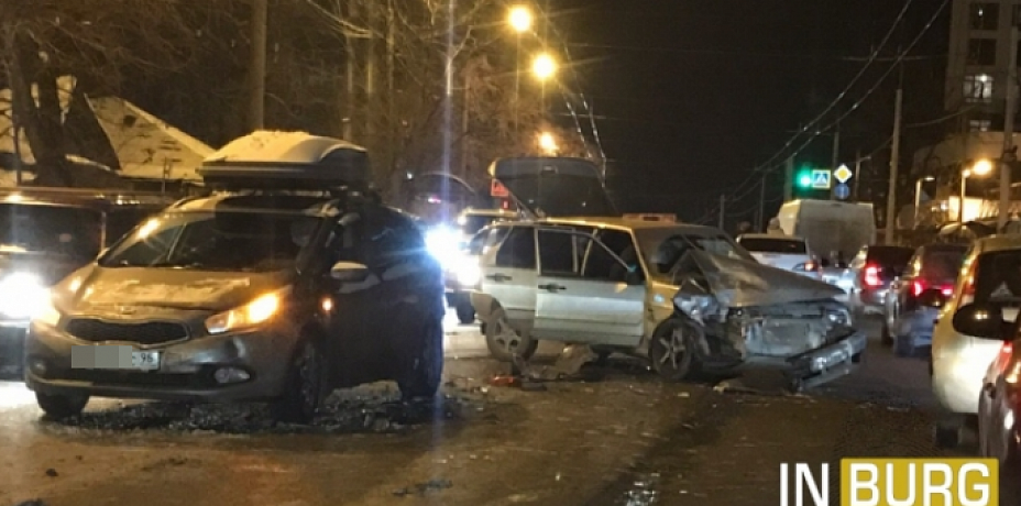 В Екатеринбурге из-за массового ДТП на Щербакова возникла гигантская пробка