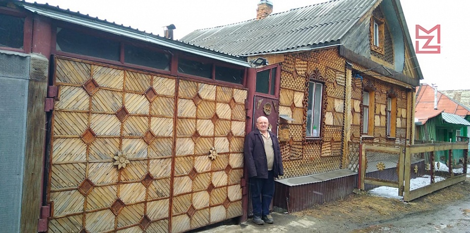 Идеи рождаются на ходу!  В Златоусте мастер без рук создает деревянные шедевры