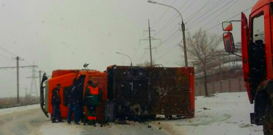 В Магнитогорске перевернулся мусоровоз