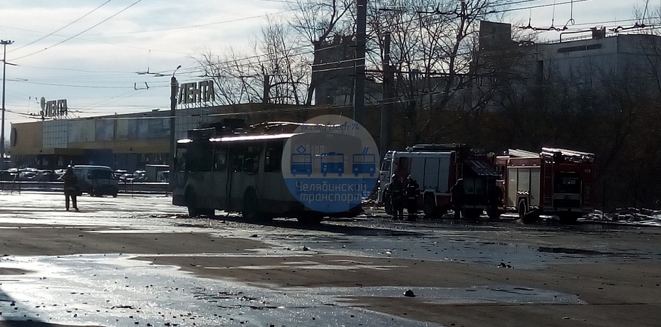 На конечной остановке в Челябинске сгорел троллейбус