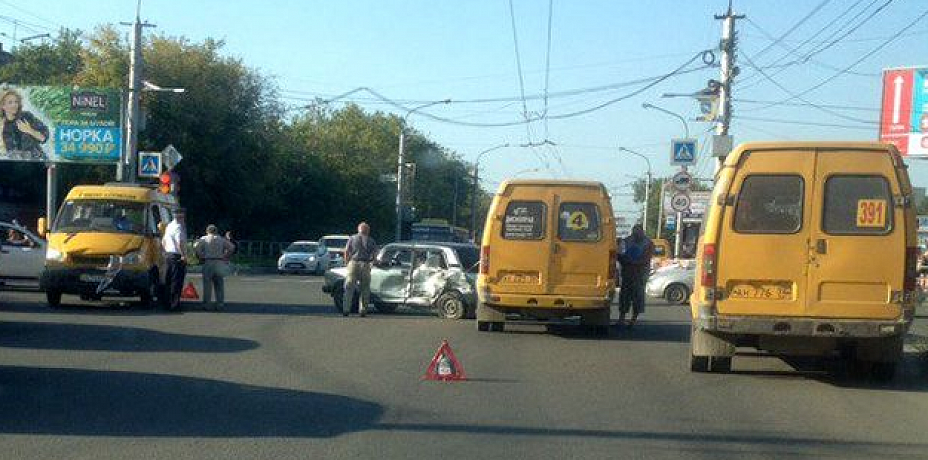 В Миассе столкнулись две маршрутки и "Жигули"