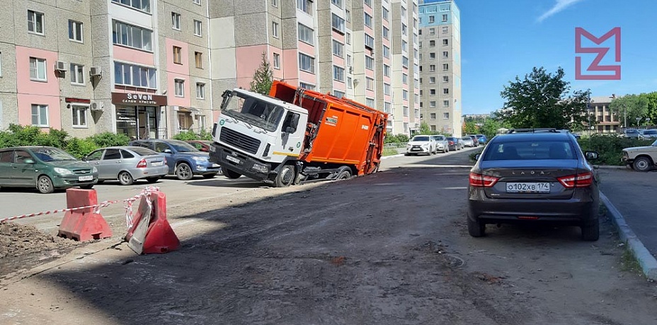 В Челябинском дворе мусоровоз встал на дыбы, провалившись в яму