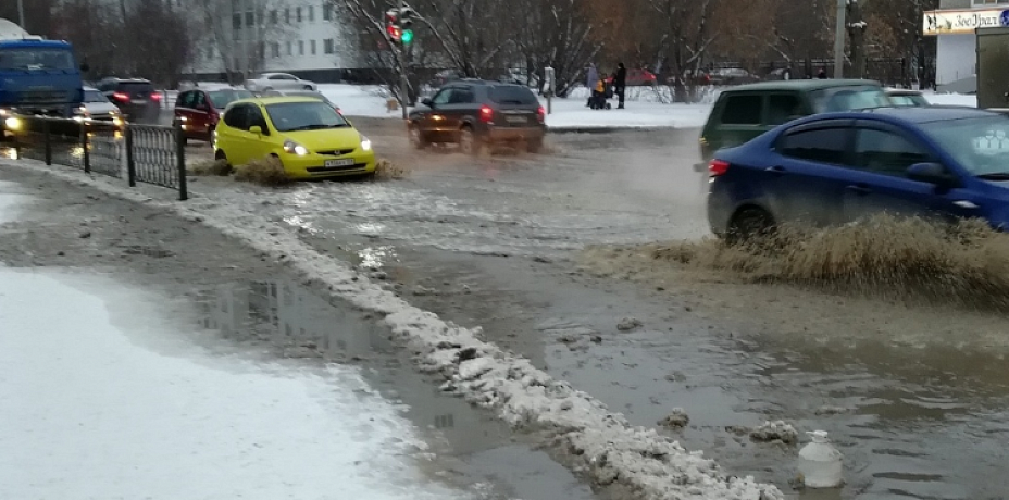 В Екатеринбурге на Эльмаше проезжая часть ушла под воду из-за аварии