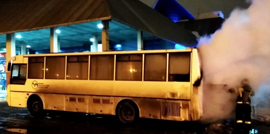 На вокзале загорелся автобус, уезжавший из Челябинска