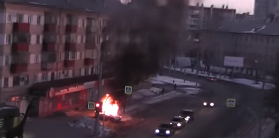 МЧС: при взрыве иномарки в Челябинске пострадали два человека (видео)