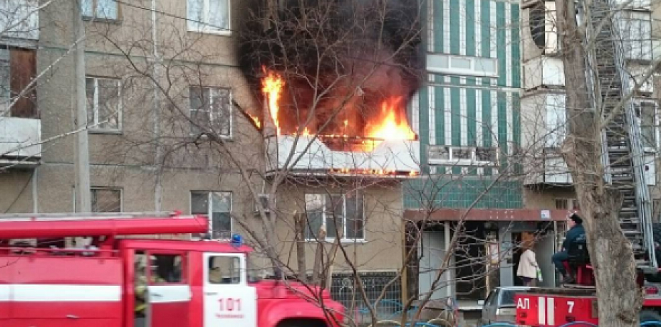 В Челябинске горящий окурок поджег балкон (видео)