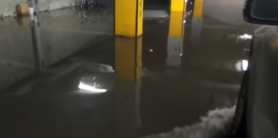 В Екатеринбурге затопило подземный паркинг с машинами