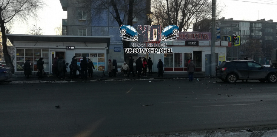В Челябинске иномарка сбила людей на остановке в Ленинском районе