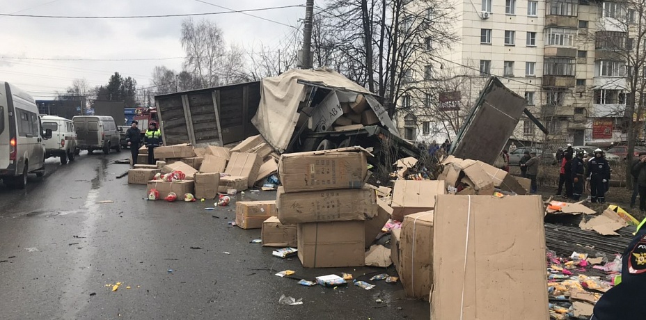 У груженой фуры на полном ходу отказали тормоза в Златоусте. Видео