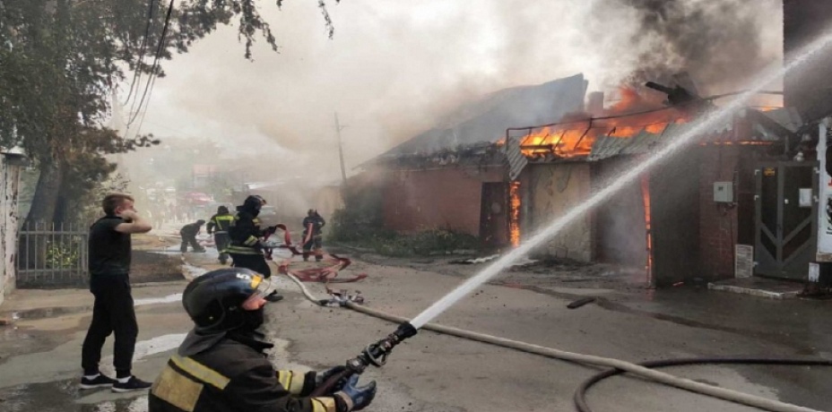 Больше 50 человек тушили пожар в частной бане Челябинска