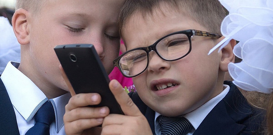 Южноуральские школьники больше не смогут пользоваться телефонами на уроках