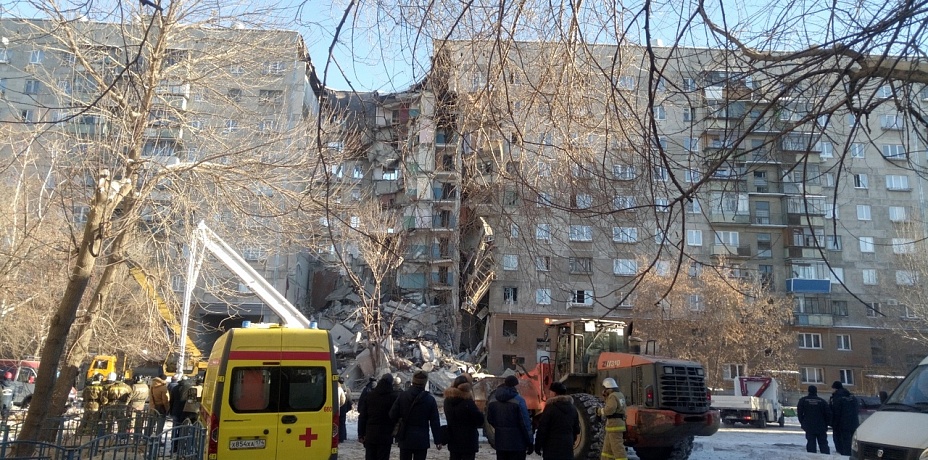 Из-за взрыва в жилом доме в Магнитогорске объявлен режим ЧС. Видео