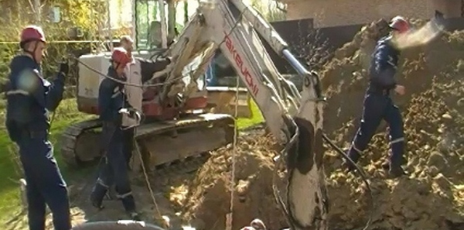 В Челябинской области рабочего завалило землей во время строительных работ