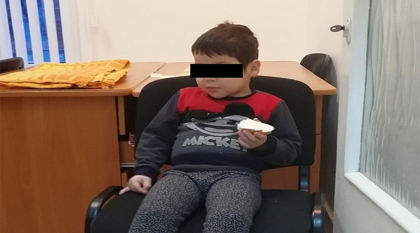 Нашлась мама ребенка, которого обнаружили на улице без верхней одежды