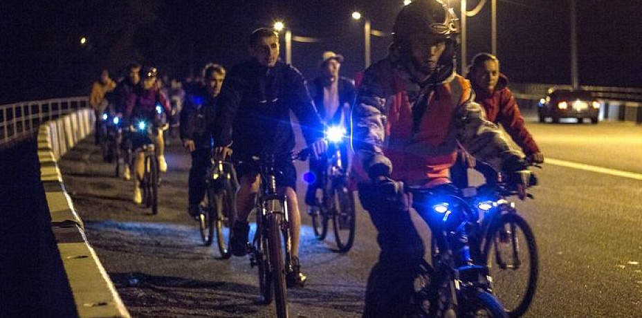 В Челябинске 130 велосипедистов участвовали в субботней «Велоночи»