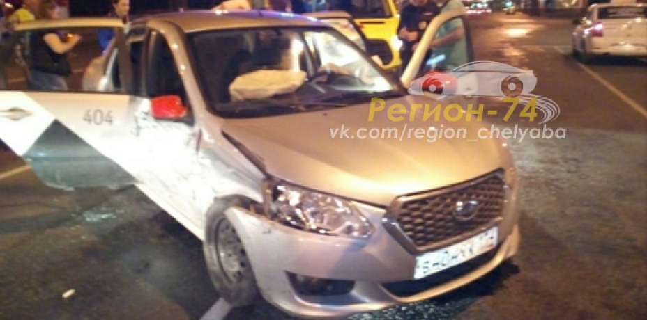 В Челябинске в ДТП на площади Революции ранена пассажирка "Яндекс.Такси"
