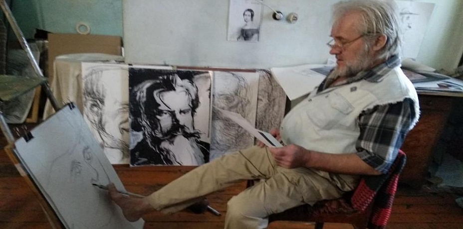 Правой ногой по холсту. Челябинский художник рисует портреты композиторов пальцами ноги