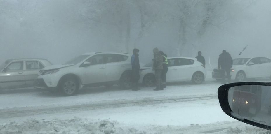 В Магнитогорске из-за аварии на теплотрассе в ДТП попали 17 машин 