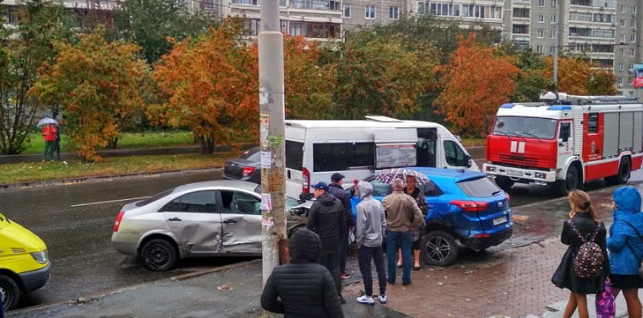 В Екатеринбурге после ДТП две иномарки вылетели на остановку