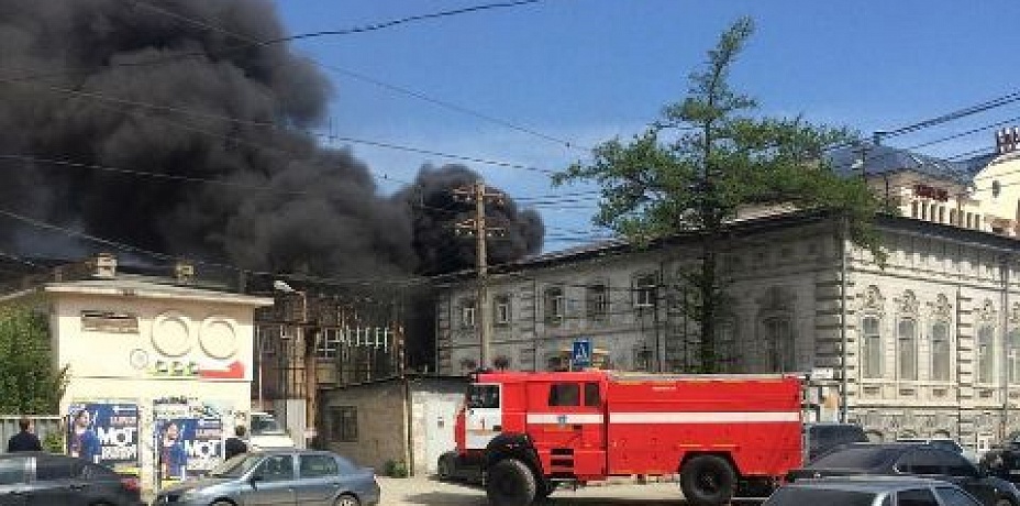 В настоящее время в центре Челябинска горит историческое здание
