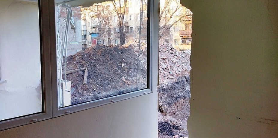 Едва не рухнули в котлован офисные работники в Магнитогорске вместе с обрушившейся стеной