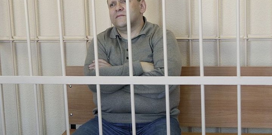 К пяти годам колонии строго режима и штрафу в 150 миллионов приговорили Юрия Серебренникова