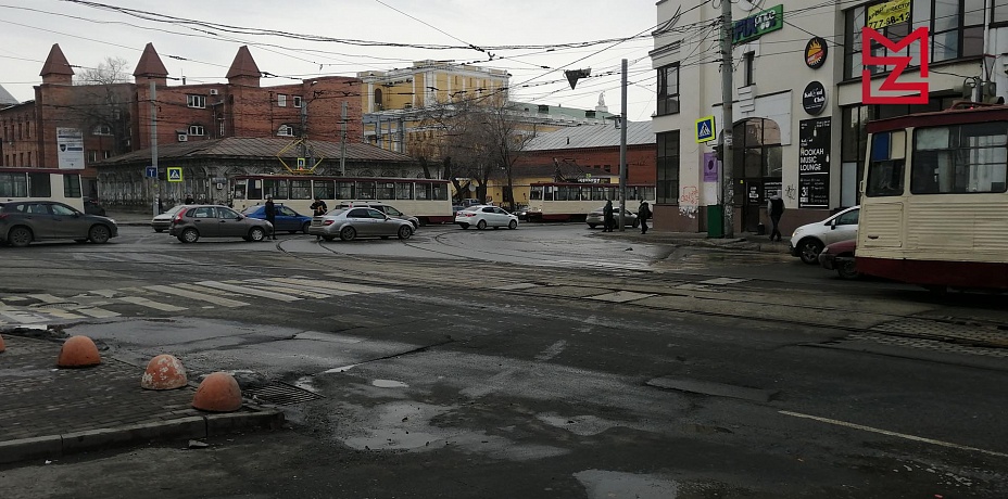 В центре Челябинска образовалась трамвайная пробка. Видео