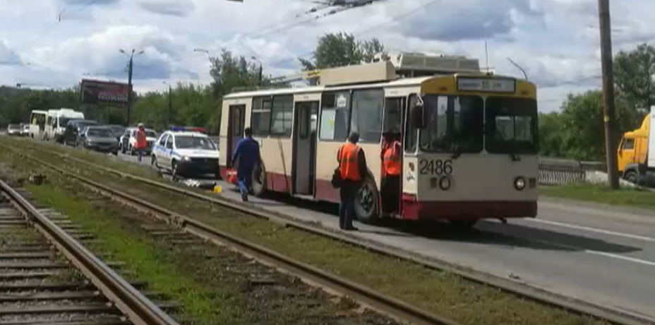 В Челябинске троллейбус переехал мужчину. Пешеход скончался. Видео