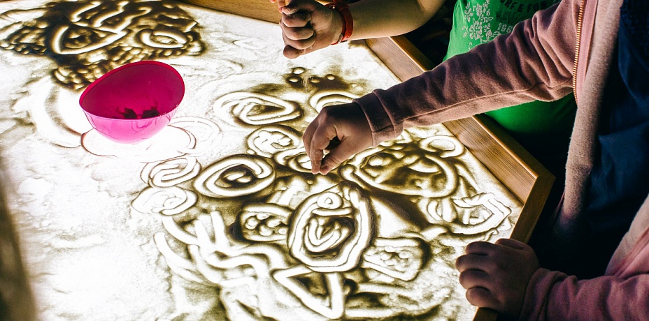 В выходные челябинцев научат рисовать на песке, вырезать скульптуры из дерева и печь вафли