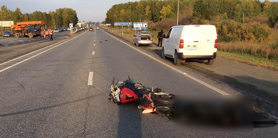 Водитель спортивного мотоцикла погиб после столкновения с автокраном под Челябинском