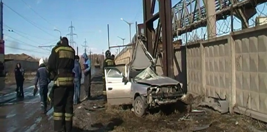 В Челябинске, наехав на опору трубопровода, погиб водитель иномарки