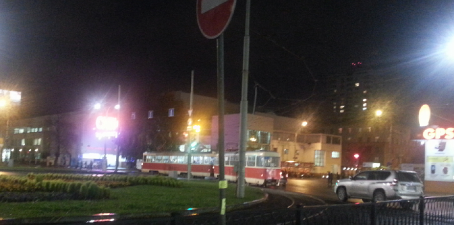 В Екатеринбурге неизвестные обстреляли трамвай и маршрутку