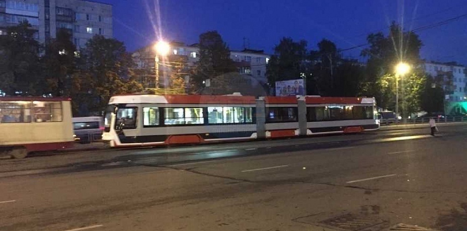 Новый трамвай сломался в Челябинске во время теста под окнами правительства