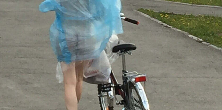 В Перми около ТЦ "Семья" заметили голую велосипедистку