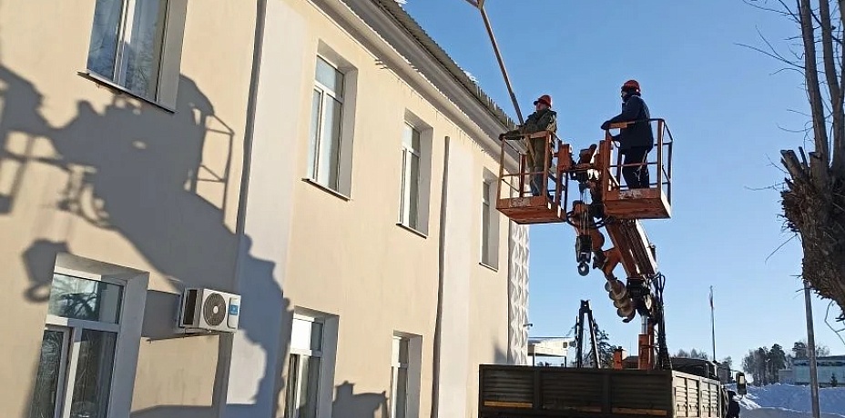 Военные коммунальщики Челябинска оперативно очищают объекты Минобороны от снега и льда