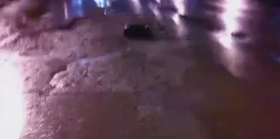 В Челябинске гигантская яма испортила колеса нескольких авто