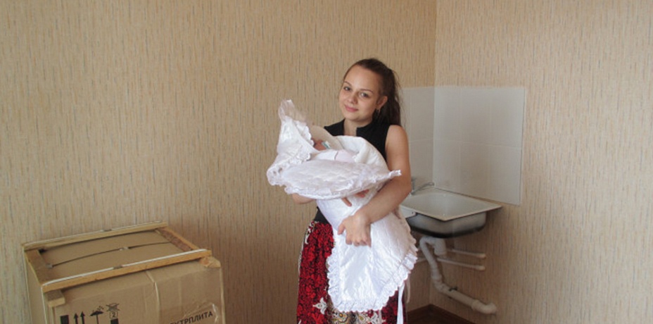 Челябинская сирота и ее новорожденная дочка получили социальную квартиру