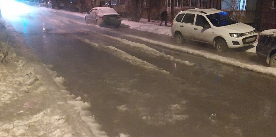 «Будут топором вырубать». В Екатеринбурге затопило двор с припаркованными автомобилями