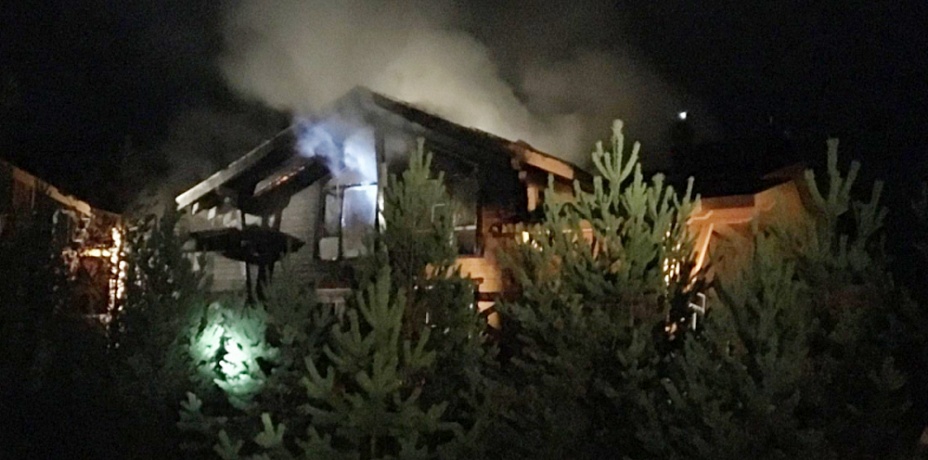 Гостевой коттедж сгорел на популярном горнолыжном курорте в Челябинской области