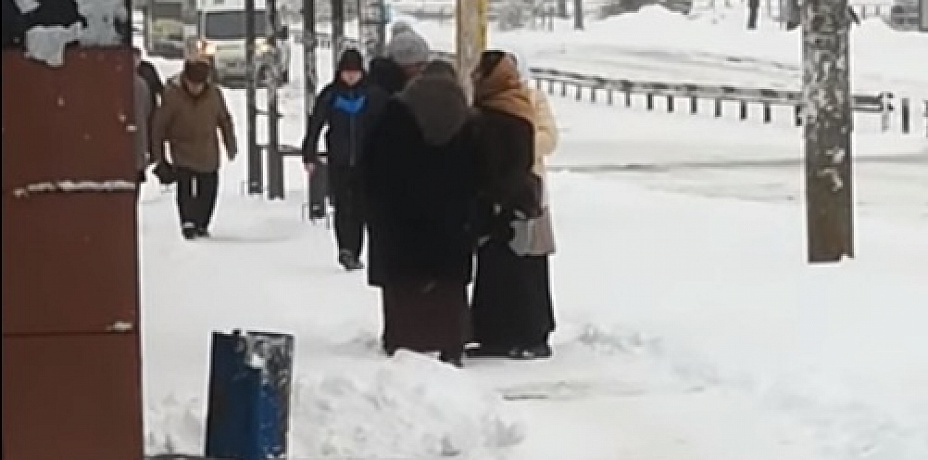 «Хватают ее за руки!» Полиция заинтересовалась цыганками, которые пристали к пенсионерке на челябинском вокзале. Видео 