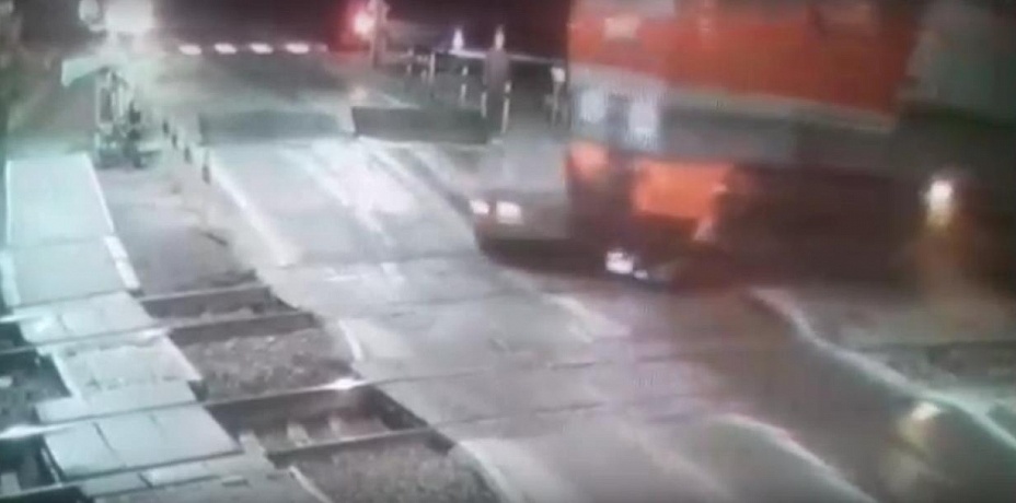 В Челябинской области поезд протаранил легковушку. Видео