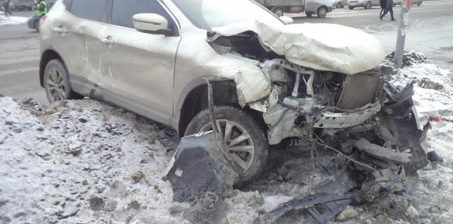 ДТП двух «Ниссанов» в Челябинске закончилось для пожилой пассажирки больничной койкой